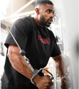 Zwart katoenen fitness t-shirt voor heren met een opvallende rode opdruk