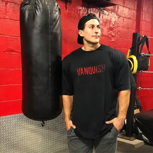 Detail van een zwart heren fitness T-shirt van katoen met rode Vanquish logo opdruk