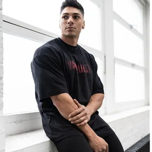 Zijaanzicht detail van zwart fitness t-shirt voor heren met rode Vanquish merkprint