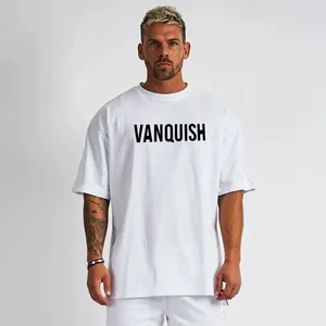 Gedetailleerd overzicht van een wit oversized katoenen fitness-T-shirt voor heren.