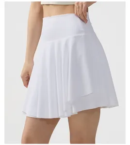 Vista detallada de falda pantalón deportiva plisada blanca de cintura alta para tenis