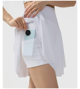 Detalle de falda pantalón deportiva blanca plisada con bolsillo oculto para móvil en el short