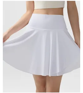 Vista detallada de una falda de tenis blanca plisada de talle alto para fitness y yoga.