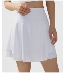 Vista detallada de la falda pantalón deportiva plisada blanca de cintura alta para tenis.
