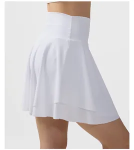 Vista detallada de falda pantalón deportiva blanca de talle alto para tenis