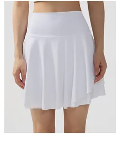 Primer plano de una falda deportiva plisada blanca de cintura alta para tenis y yoga