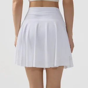 Vista trasera de una falda de tenis plisada blanca de cintura alta para fitness