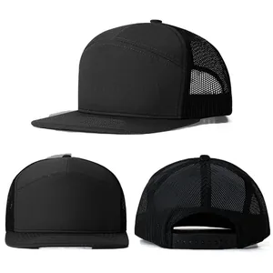 Detalles de vista múltiple de una gorra trucker negra de 7 paneles con cierre ajustable.