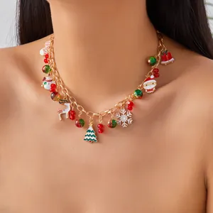 Dettaglio di una collana natalizia con ciondoli a forma di Babbo Natale e renna.