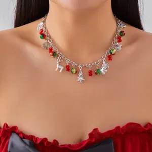 Collana di Natale con ciondoli di Babbo Natale e renne indossata da una modella di