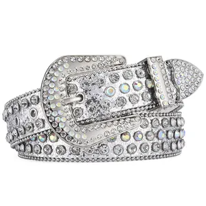 Detailopname van een zilveren riem bezet met sprankelende strass-stenen en studs.