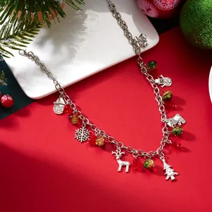 Dettaglio della collana natalizia argentata con ciondoli a forma di renna e Babbo Natale