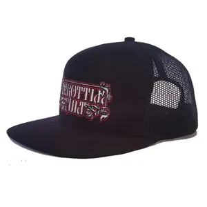 Vista detallada de gorra trucker negra de 7 paneles con bordado Throttle Cult y malla