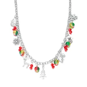 Collana natalizia con Babbo Natale, renna e perline colorate su catena d'argento.