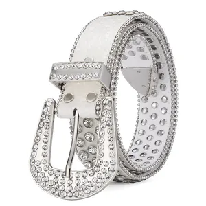 Detail van witte glitter punk riem met zilveren strass gesp en metalen studs