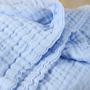 Weiches sechsschichtiges hellblaues Mull-Baumwoll-Babybadetuch mit Blasenstruktur