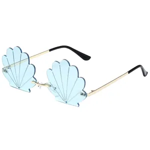 Gafas de sol sin montura en forma de concha con lentes azul claro y montura de metal oro