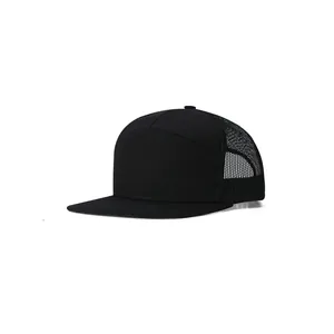 Gorra trucker negra de 7 paneles con visera plana y malla transpirable para deportes al aire.