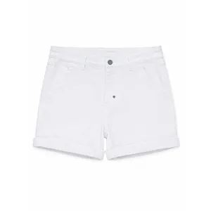 Vista detallada de pantalones cortos vaqueros blancos para hombre con dobladillo