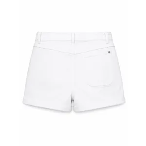 Vista posterior detallada de pantalones cortos vaqueros blancos con dobladillo vuelto