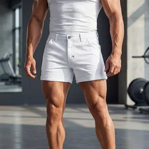 Vista detallada de pantalones cortos vaqueros blancos para hombre con puños enrollados