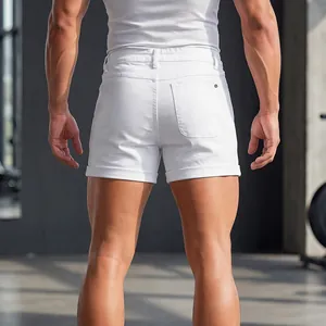 Vista posterior detallada de pantalones cortos vaqueros blancos para hombre con dobladillo y ajuste