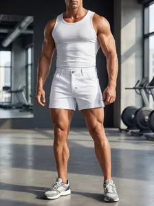 Detalle de los pantalones cortos vaqueros blancos para hombre con dobladillo vuelto