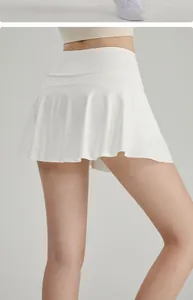Detailweergave van een witte geplooide tennis-skort met hoge taille voor sport voor dames