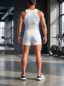 Detalle de la espalda de pantalones cortos vaqueros blancos para hombre con dobladillo