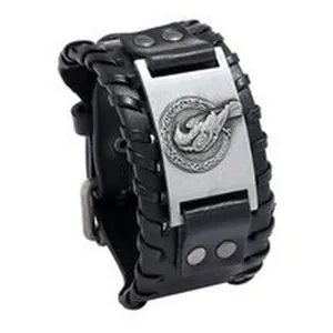 Dettaglio di bracciale punk in pelle nera con placca in metallo totem vichingo.