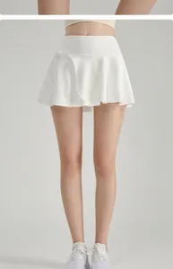 Vooraanzicht van een witte geplooide tennis-skort met hoge taille voor dames sportkleding