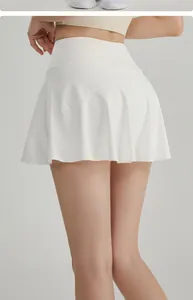 Achteraanzicht van witte geplooide yoga-skort met hoge taille en stoftextuur