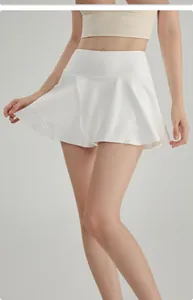 Detailweergave van een witte geplooide tennisrok met hoge taille voor yoga en hardlopen