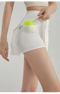 Detail van een witte geplooide tennis-skort met een handige ingebouwde ballenzak