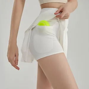 Witte geplooide tennisrok met hoge taille en functionele balzak voor actieve sportbeoefening