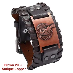 Dettaglio del totem corvo vichingo su bracciale punk in pelle PU marrone da uomo
