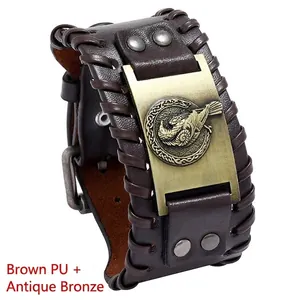 Dettaglio della placca corvo vichingo in bronzo antico sul bracciale in pelle PU marrone