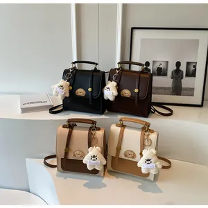 Collection de quatre mini-sacs à dos vintage aux couleurs neutres avec breloques d'ours.