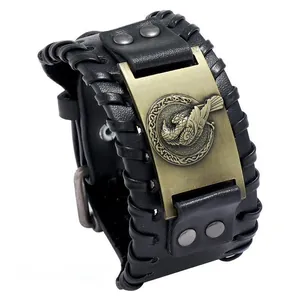 Dettaglio del bracciale Viking in pelle da uomo con placca metallica e corvo Odin