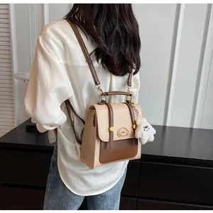Petit sac à dos vintage pour femmes bicolore beige et marron avec breloque en peluche