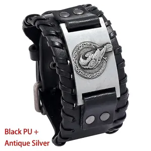 Dettaglio del bracciale vichingo in pelle PU nera con emblema di corvo in argento antico