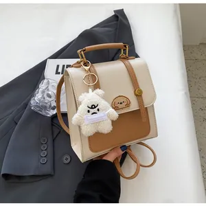 Sac à dos rétro pour femme en beige et marron avec détail de charme ours en peluche