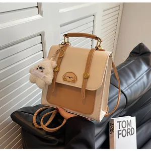 Sac à Dos Femme en Cuir PU Vintage Mode Bloc de Couleur Couture Petit Sac d'École Polyvalent Quotidien Sac à Bandoulière Avec Pendentif Ours en Peluche