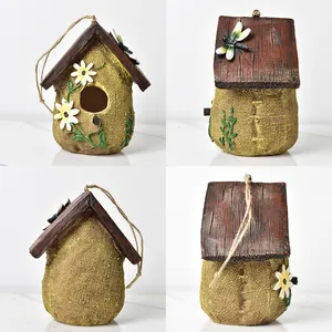 Viste multi-angolo di casetta per uccelli decorativa in resina con trama in tela e fiori