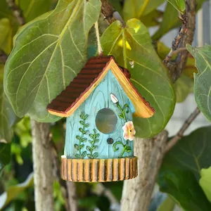 Casetta per uccelli decorativa in resina dipinta a mano con fiori per il giardino.
