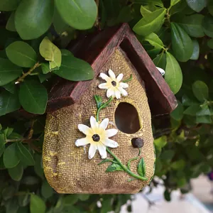 Casetta per uccelli rustica in resina a forma di sacco con decorazioni di margherite bianche