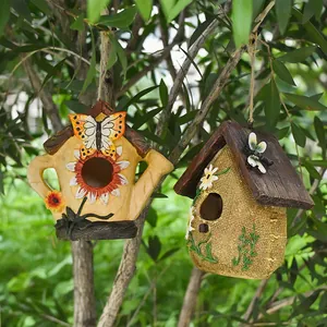 Casette per uccelli decorative in resina appese in giardino con farfalla