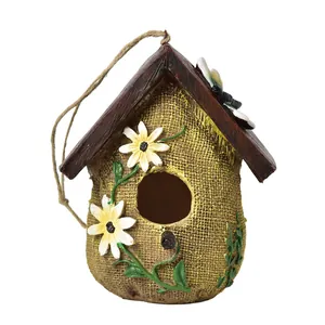 Casetta per uccelli decorativa in resina con trama di tela e fiori per la decorazione del giardino