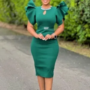 Elegante abito longuette verde scuro con maniche a farfalla e rifiniture in strass