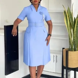 Elegante abito a pieghe azzurro taglie forti a maniche corte con cintura per feste.